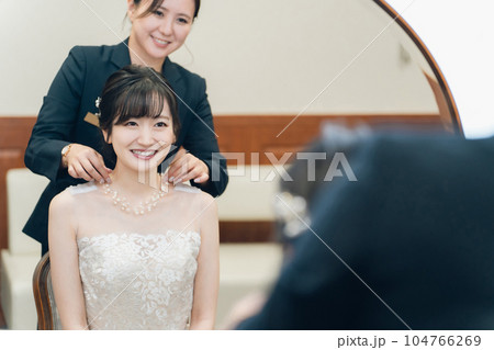 ブライズルーム・控え室で結婚式・披露宴の準備をする花嫁・新婦 ブライズルーム・控え室で結婚式・披露宴の準備をする花嫁・新婦 104766269