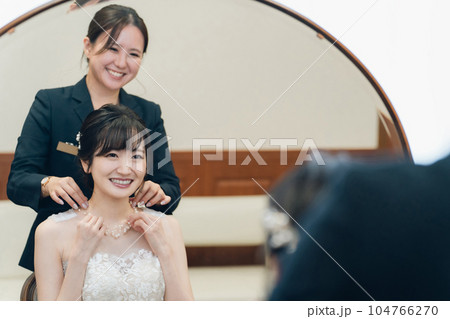ブライズルーム・控え室で結婚式・披露宴の準備をする花嫁・新婦 ブライズルーム・控え室で結婚式・披露宴の準備をする花嫁・新婦 104766270