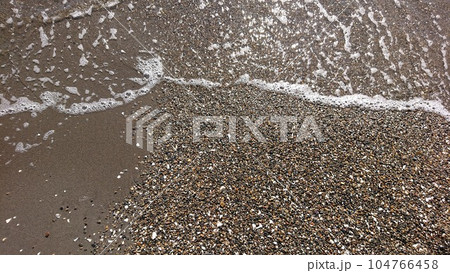 海の浜辺の波打ち際/地面 至近 俯瞰（臨海公園駅） 104766458