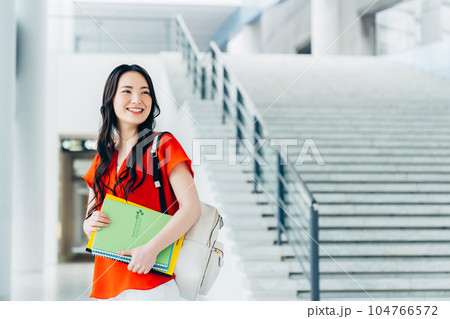 大学生の女の子 104766572