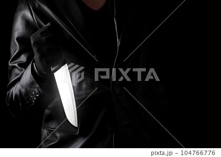 殺し屋_ヒットマン_犯罪事件_殺人犯_殺意のイメージ素材｜包丁を持つ男性の手_刃物を突き刺す 104766776