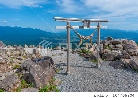 リフトで気軽に行ける標高1,925mの車山の絶景　夏の天空の社「車山神社」鳥居 104766804