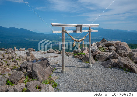 リフトで気軽に行ける標高1,925mの車山の絶景 夏の天空の社「車山神社」鳥居 リフトで気軽に行ける標高1,925mの車山の絶景 夏の天空の社「車山神社」鳥居 104766805