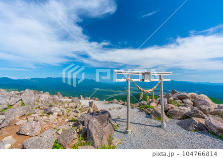 リフトで気軽に行ける標高1,925mの車山の絶景 夏の天空の社「車山神社」鳥居 リフトで気軽に行ける標高1,925mの車山の絶景 夏の天空の社「車山神社」鳥居 104766814