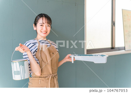 壁の塗装をする日本人女性（DIY） 104767053