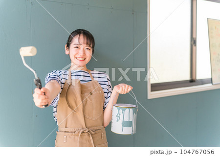 壁の塗装をする日本人女性(セルフリノベーション) 壁の塗装をする日本人女性(セルフリノベーション) 104767056