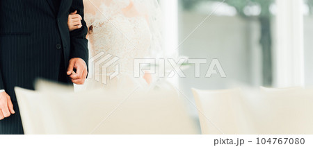 教会・チャペルのバージンロードを歩く新婦・花嫁と父親 教会・チャペルのバージンロードを歩く新婦・花嫁と父親 104767080