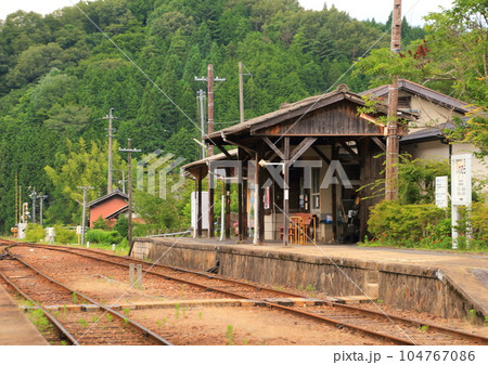 岐阜県を走る第三セクターのローカル線 明知鉄道の「岩村駅」 岐阜県を走る第三セクターのローカル線 明知鉄道の「岩村駅」 104767086