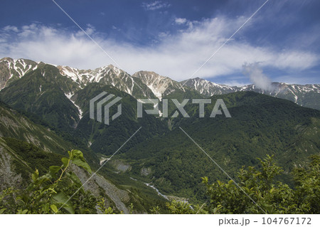 黒菱林道から見る白馬三山の雄大な眺め 長野県白馬村 黒菱林道から見る白馬三山の雄大な眺め 長野県白馬村 104767172