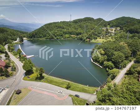 美しい夏の聖湖・聖高原　長野県麻績村（ドローンによる空撮） 104767197