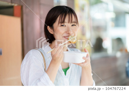 食べ歩きする女性 旅行をする女性 中華街で観光する女性 食べ歩きする女性 旅行をする女性 中華街で観光する女性 104767224