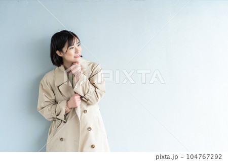 コートを着た女性　待ち合わせ中の女性　アンニュイな表情の女性 104767292