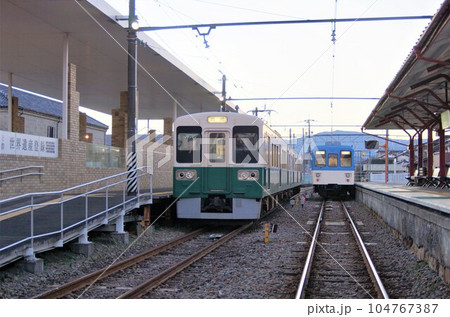 夕暮れの上信電鉄の風景 上州富岡駅(700系701F編成と250型) 夕暮れの上信電鉄の風景 上州富岡駅(700系701F編成と250型) 104767387