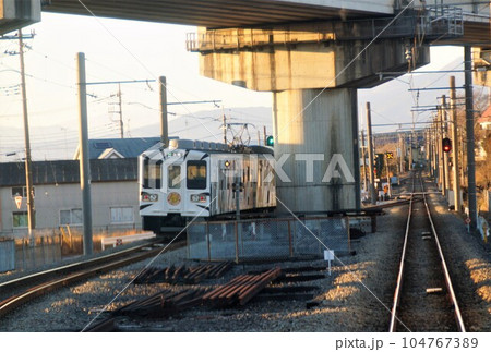 夕暮れの上信電鉄からの車窓風景　700系703F編成 104767389