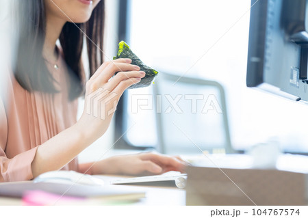 おにぎりを食べるOL、女性、ランチ、食事 104767574