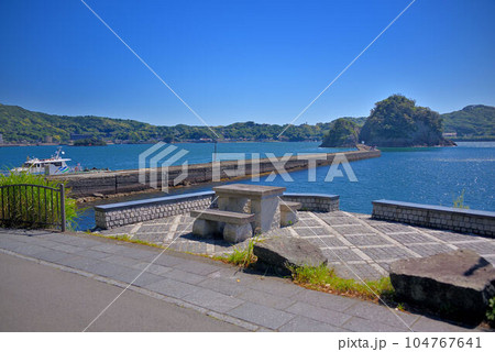 伊豆半島・南伊豆・ベイサイドプロムナードより、下田港の防波堤と犬走島を眺める・静岡県下田市(1) 104767641