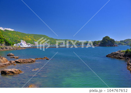 伊豆半島・南伊豆・下田市のイメージ、下田湾と犬走島と下田市内の海沿いの風景・静岡県下田市 伊豆半島・南伊豆・下田市のイメージ、下田湾と犬走島と下田市内の海沿いの風景・静岡県下田市 104767652