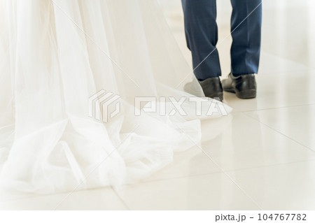 チャペル・式場に入場するバージンロードを歩く新郎新婦の後ろ姿 104767782