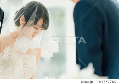 結婚式場で新郎の待つチャペルまでバージンロードを歩く新婦・花嫁の女性 結婚式場で新郎の待つチャペルまでバージンロードを歩く新婦・花嫁の女性 104767783