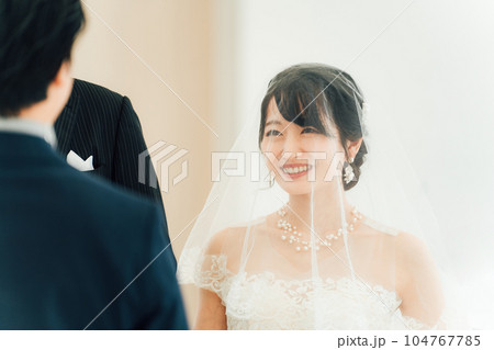 結婚式場で新郎の待つチャペルまでバージンロードを歩く新婦・花嫁の女性と父親 結婚式場で新郎の待つチャペルまでバージンロードを歩く新婦・花嫁の女性と父親 104767785