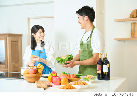 料理をする男女 104767849