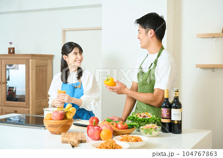 料理をする男女 料理をする男女 104767863