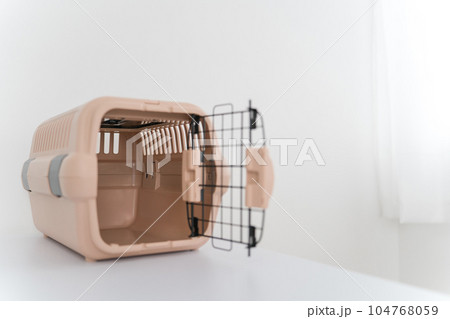 ペット用のキャリーケージ・キャリーケース・キャリーバッグ 104768059