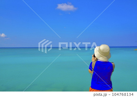 青い海と青い空と女性の後ろ姿 青い海と青い空と女性の後ろ姿 104768134