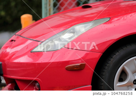 国産の赤いスポーツカー 104768258