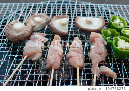 網いっぱいの串焼きと野菜のBBQ 網いっぱいの串焼きと野菜のBBQ 104768278