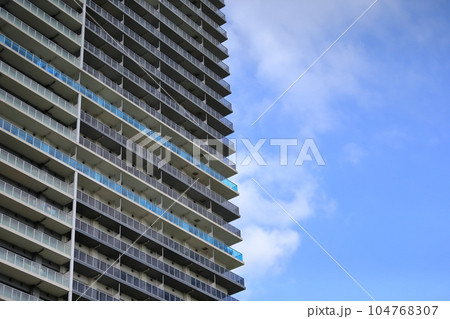 青空とタワーマンション 104768307