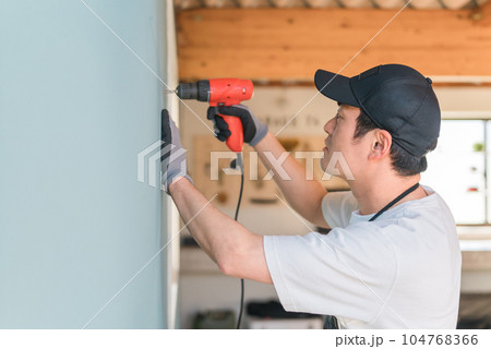 電動ドライバー・電動ドリルを使う日本人男性（DIY） 104768366