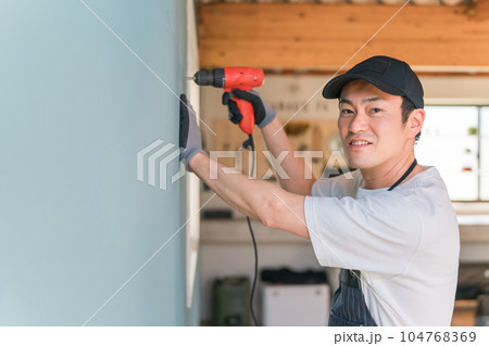 電動ドライバー・電動ドリルを使う日本人男性（DIY） 104768369
