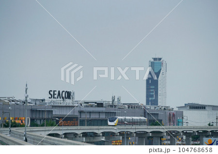 Seacon Square and MRT Yellow Line in Bangkok 104768658