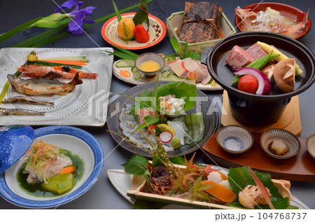 五月の頃に懐石料理を提供する旅館の夕食 五月の頃に懐石料理を提供する旅館の夕食 104768737