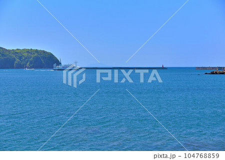 伊豆半島・南伊豆・雁島より、下田港と伊豆諸島を結ぶフェリーを眺める・静岡県下田市(2) 104768859