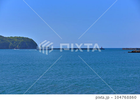 伊豆半島・南伊豆・雁島より、下田港と伊豆諸島を結ぶフェリーを眺める・静岡県下田市(3) 104768860
