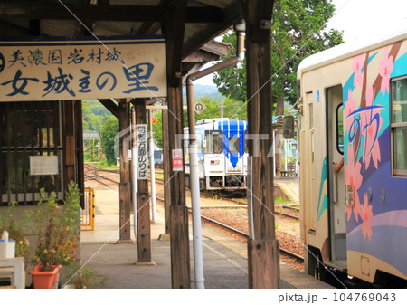 岐阜県を走る第三セクターのローカル線　明知鉄道の「岩村駅」 104769043