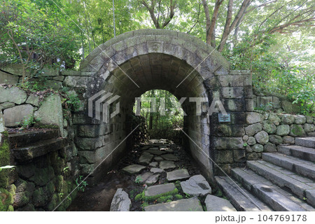 四国村ミウゼアム アーチ型橋（旧金毘羅五街道の高松街道沿いにあった橋、県道拡張により移築） 104769178