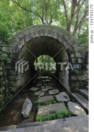 四国村ミウゼアム アーチ型橋(旧金毘羅五街道の高松街道沿いにあった橋、県道拡張により移築) 四国村ミウゼアム アーチ型橋(旧金毘羅五街道の高松街道沿いにあった橋、県道拡張により移築) 104769179