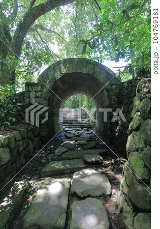 四国村ミウゼアム アーチ型橋(旧金毘羅五街道の高松街道沿いにあった橋、県道拡張により移築) 四国村ミウゼアム アーチ型橋(旧金毘羅五街道の高松街道沿いにあった橋、県道拡張により移築) 104769181