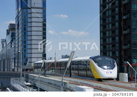 タイ・バンコクのMRTイエローラインの電車、ラートプラーオ駅から撮影 104769195