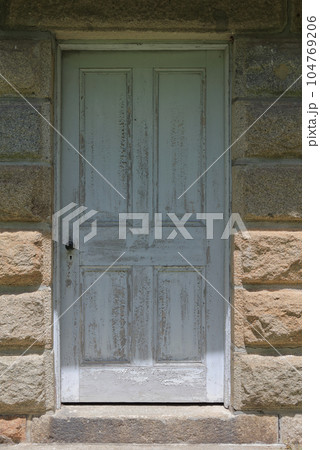 石造りの家に白いドア(四国ミウゼアム灯台エリアの退息所の扉) 石造りの家に白いドア(四国ミウゼアム灯台エリアの退息所の扉) 104769206