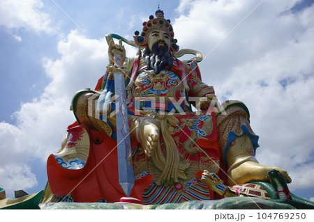 台湾高雄の蓮池潭上にある北極玄天上帝像 104769250