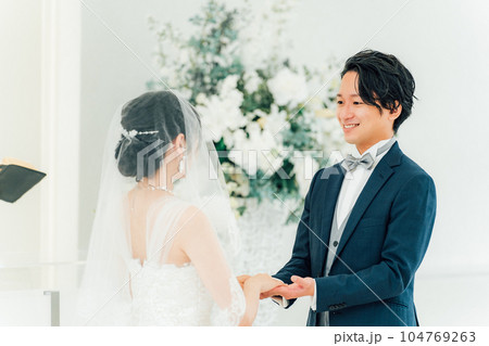 教会・チャペルで向かい合って誓いを立てる新郎新婦(ウェディング・ブライダル) 教会・チャペルで向かい合って誓いを立てる新郎新婦(ウェディング・ブライダル) 104769263