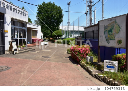 相模原市 横山公園のクラブハウスと散策路と横山公園案内図 相模原市 横山公園のクラブハウスと散策路と横山公園案内図 104769318