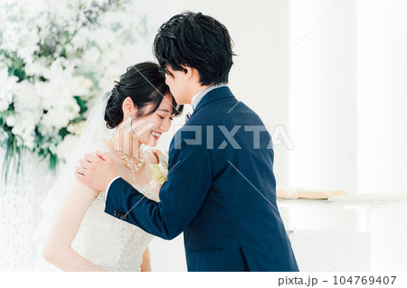 チャペル・教会で誓いのキスをする新郎新婦(ウェディング・ブライダル) チャペル・教会で誓いのキスをする新郎新婦(ウェディング・ブライダル) 104769407
