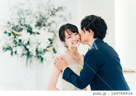 チャペル・教会で誓いのキスをする新郎新婦（ウェディング・ブライダル） 104769414