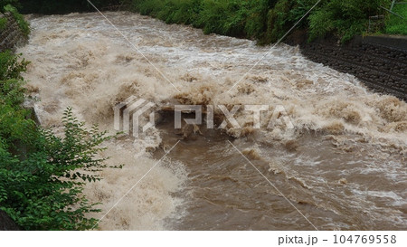 線状降水帯による大雨で河川の氾濫警戒水位超過 104769558