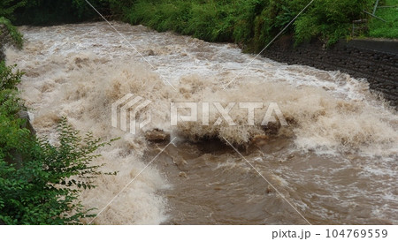 線状降水帯による大雨で河川の氾濫警戒水位超過 104769559